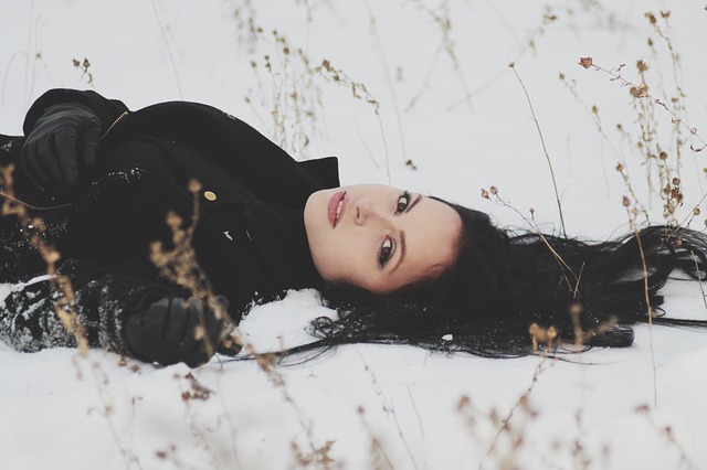 ležet ve sněhu