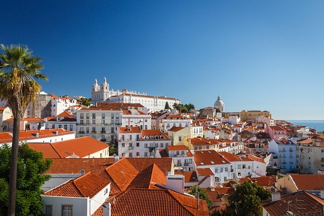 pohled na střechy Lisabonu